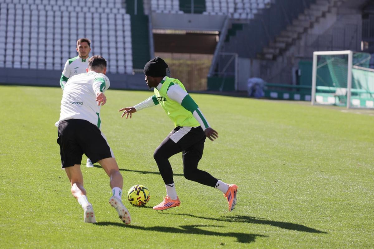 Adilson Mendes conduce el esférico ante la presión de Albarrán en la sesión de ayer, en El Arcángel.