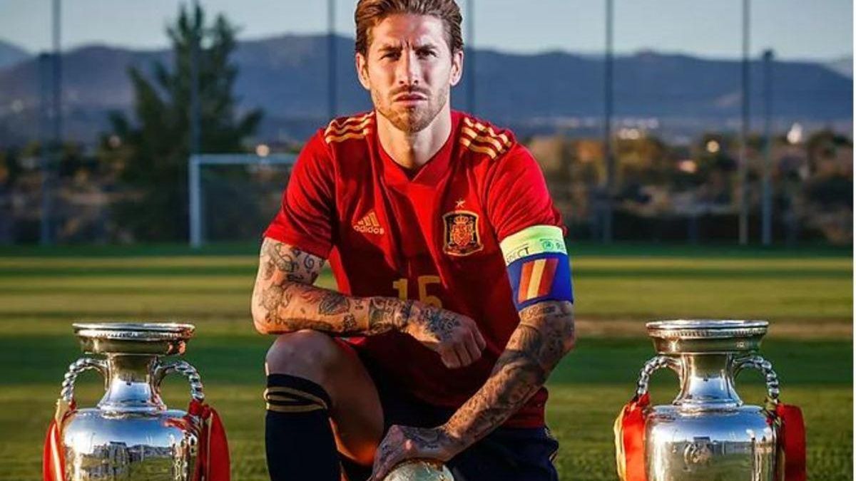 Sergio Ramos posa con las dos Eurocopas y el Mundial