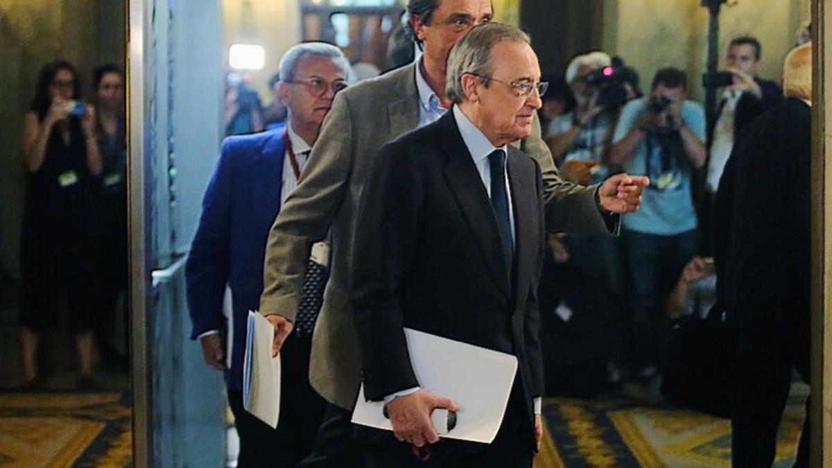 Florentino Pérez, a su llegada al Parlament por el 'caso Castor'.