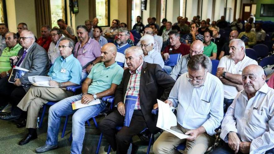 Asistentes a la asamblea de la Federación Asturiana de Fútbol.