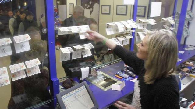 Los clientes de la Administración de Lotería nº 10 hacen cola para comprar décimos. // José Lores