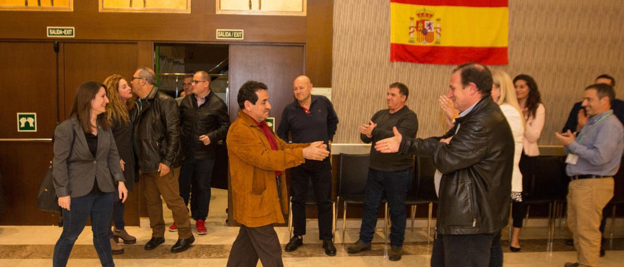 El cabeza de lista de Vox al Congreso por Alicante, Manuel Mestre, y la «uno» a las Cortes por Alicante, Ana Vega, en la noche electoral del 28-A.