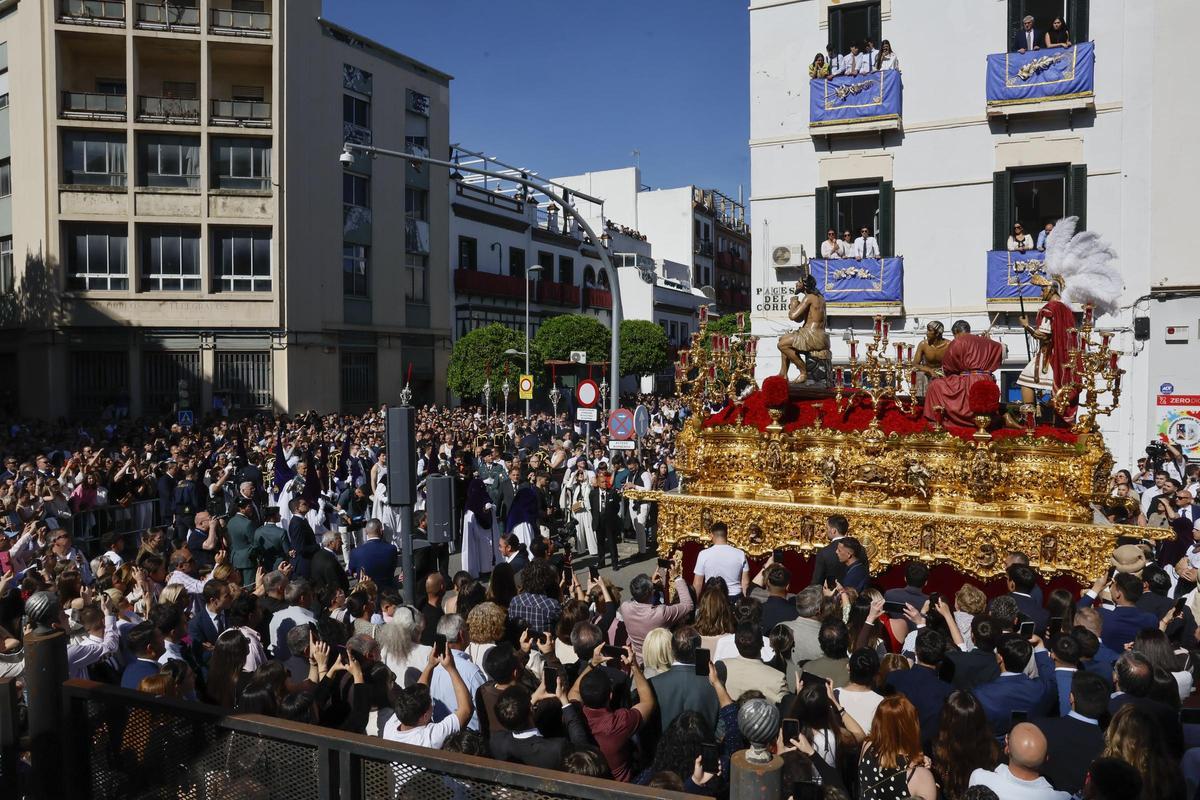 El Cristo de las Penas, de la sevillana Hermandad de la Estrella, por la trianera calle Pagés del Corro, justo a la salida de San Jacinto.
