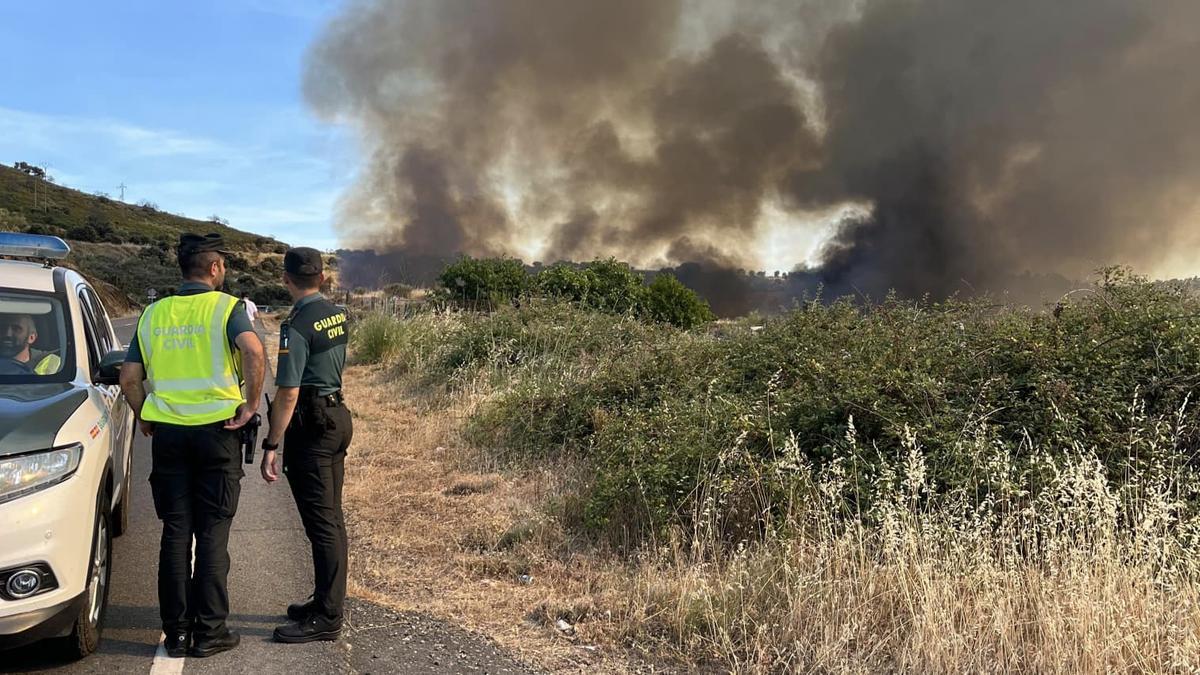La Guardia Civil, observando el incendio forestal en Plasencia.