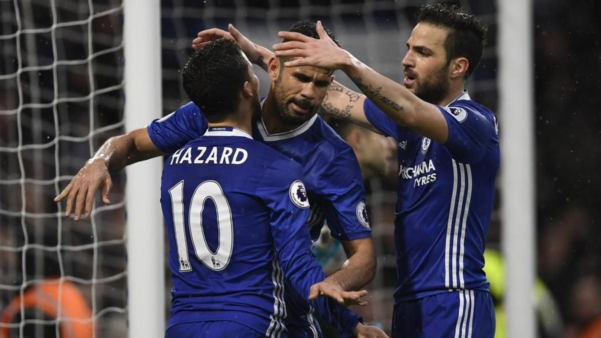 Hazard y Cesc congratulan a Diego Costa tras el tercer gol del Chelsea.