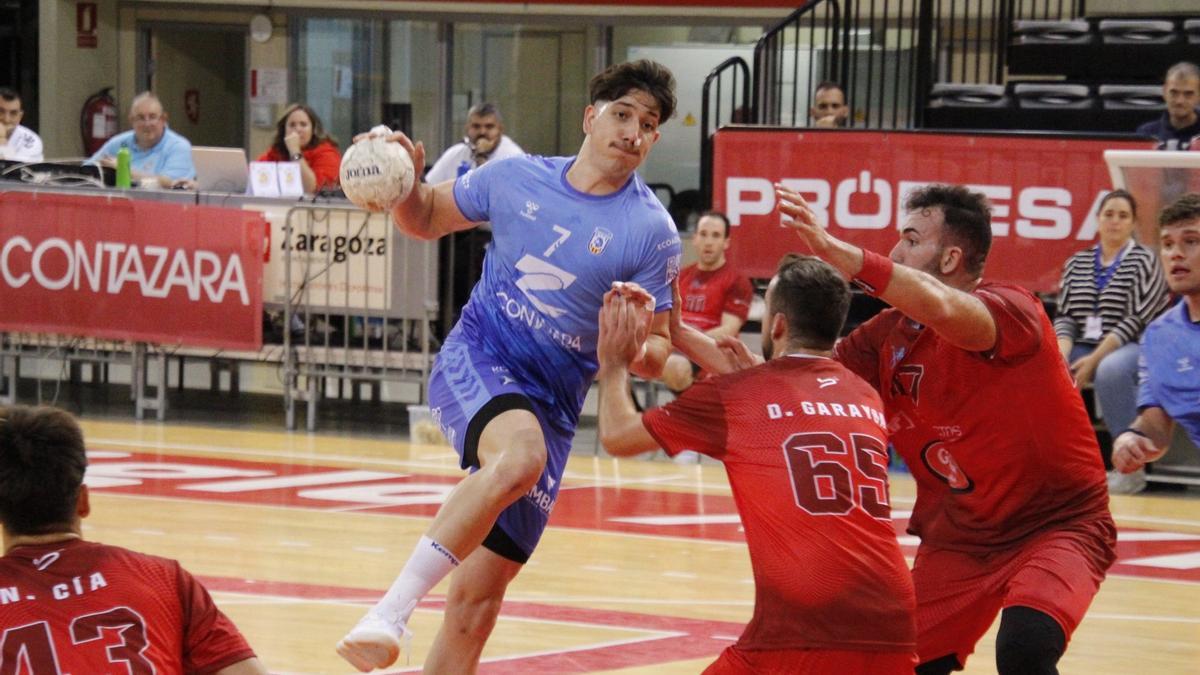 Agustín busca el lanzamiento durante el partido del Contazara este sábado.