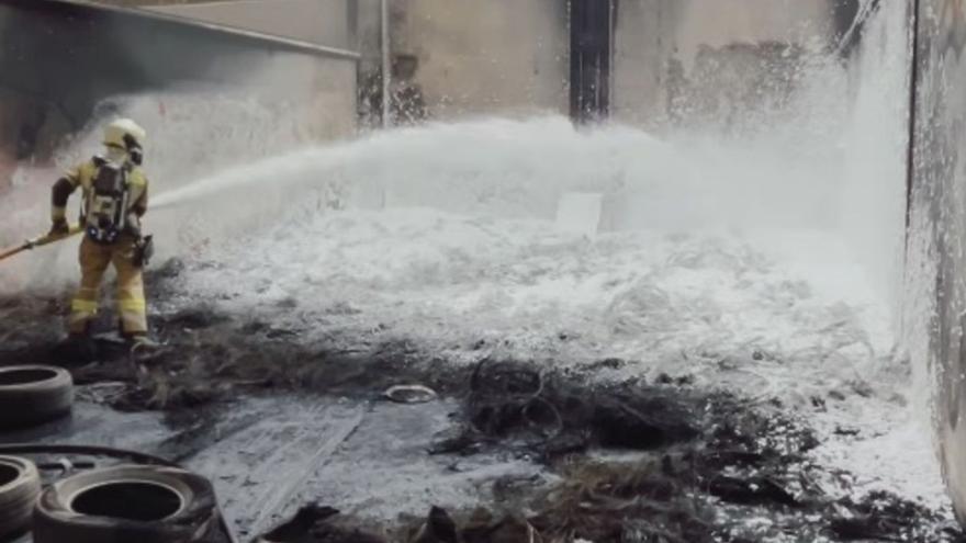Sofocado un incendio en la fábrica de loza de San Claudio | BOMBEROS DE OVIEDO