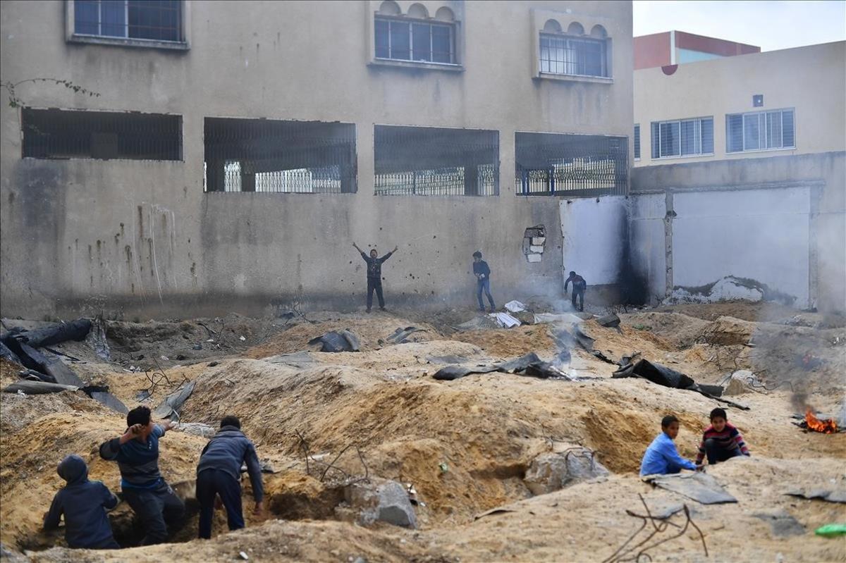 Niños palestinos jugando a Árabes y judíos en Gaza.