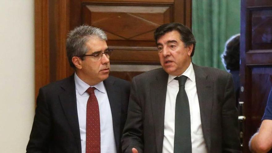 Homs (izquierda), con el portavoz del PP, José Antonio Bermúdez.