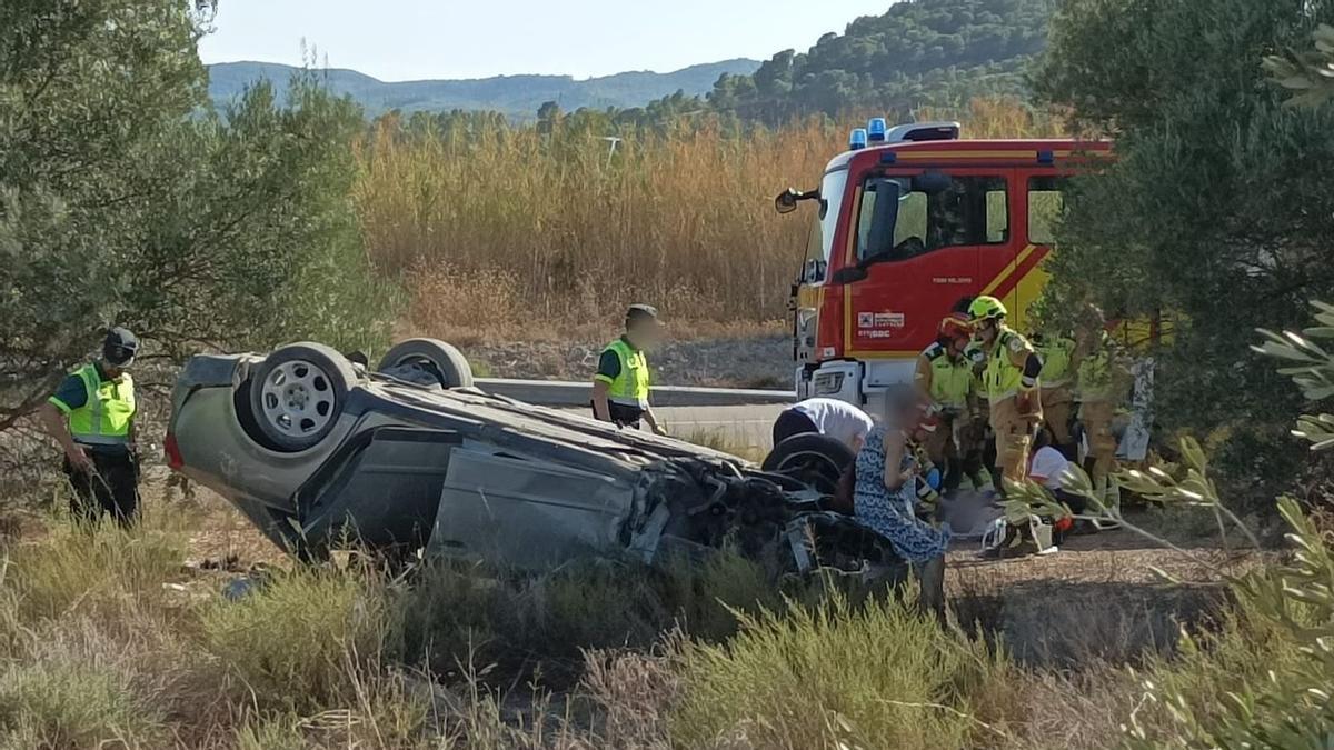 Imagen del vehículo volcado en la A-23 en Altura.