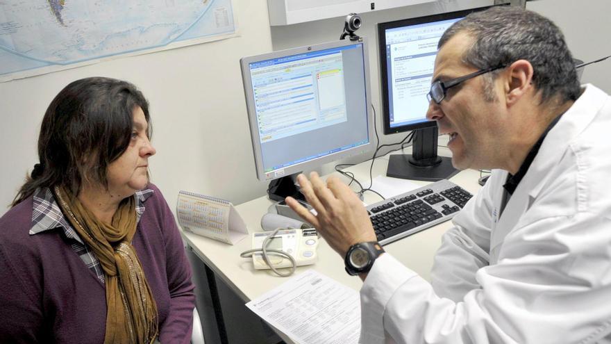 Un médico atiende a una paciente en la consulta de un centro de salud de atención primaria.
