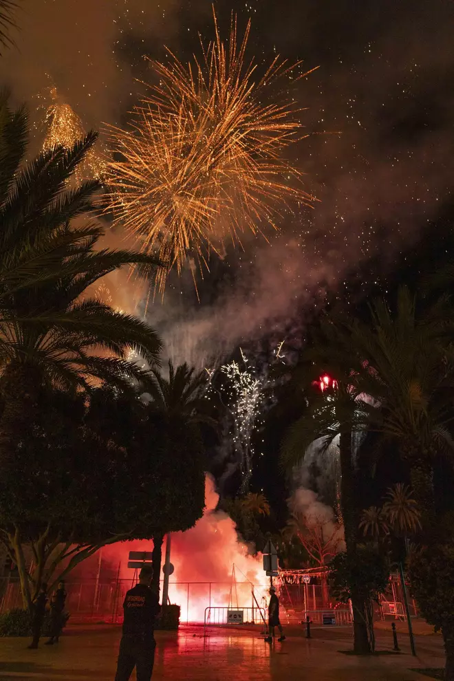 Las mascletàs también se viven por la noche en las fiestas de Elche