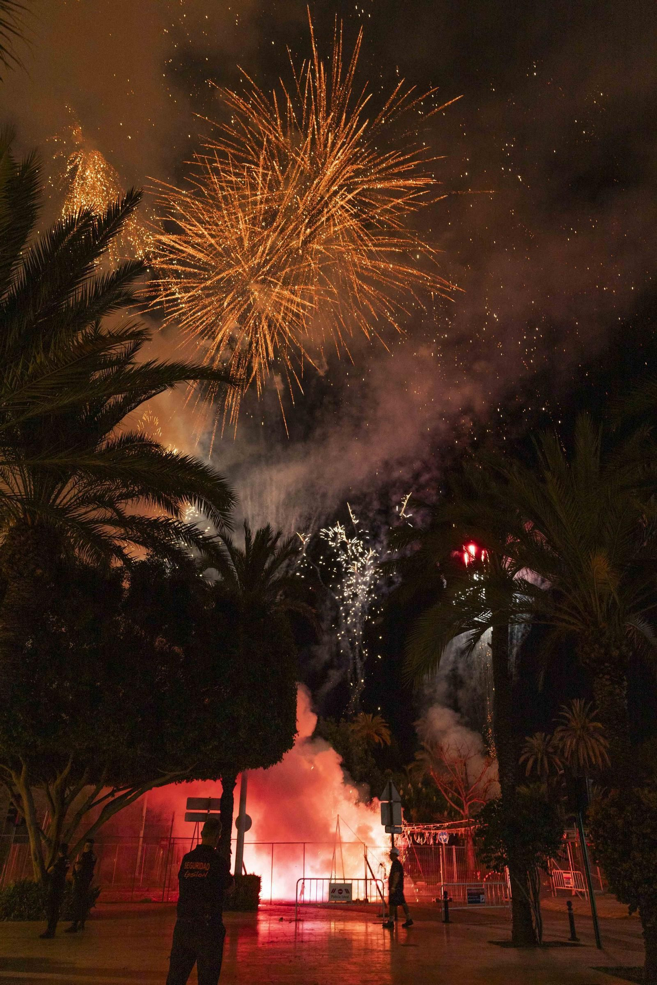 Las mascletàs también se viven por la noche en las fiestas de Elche