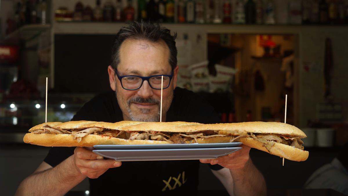 Miki enseña un bocata de jamón canario del Bar XXL.