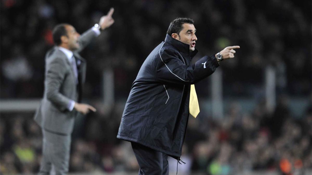 Josep Guardiola y Ernesto Valverde durante un Villarreal - Barça de la Liga 2009-10