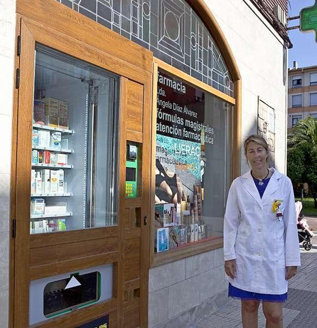 Ángela Díaz, ante la máquina instalada en la fachada de su farmacia.