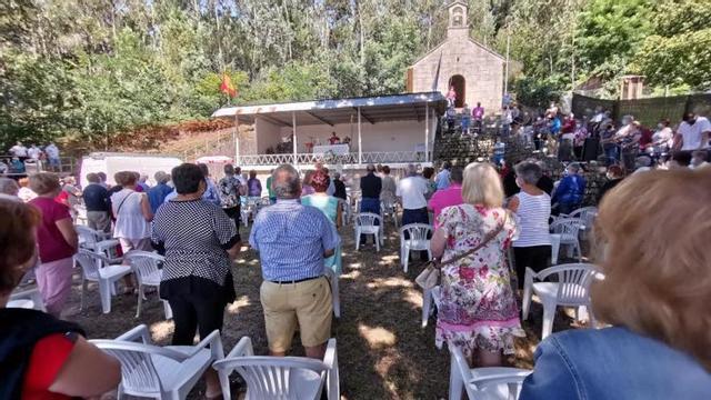 Misa en una edición anterior de las Festas de San Lourenzo, en la parte alta de Domaio.   | // SANTOS ÁLVAREZ