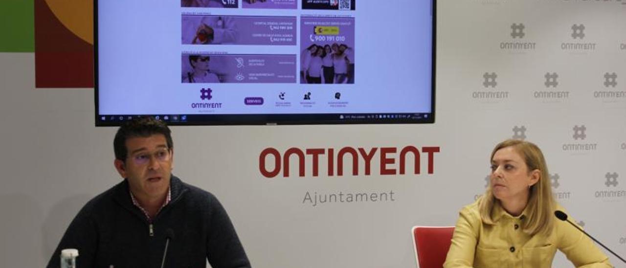 El alcalde de Ontinyent, junto a la edil de Igualdad, ayer. | LEVANTE-EMV