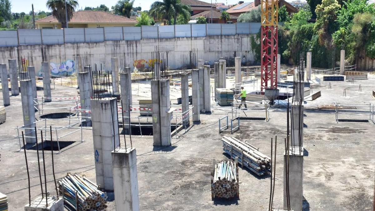 Un obrero en la parcela en la que se levanta la nueva residencia de mayores de Badajoz, en Las Vaguadas.