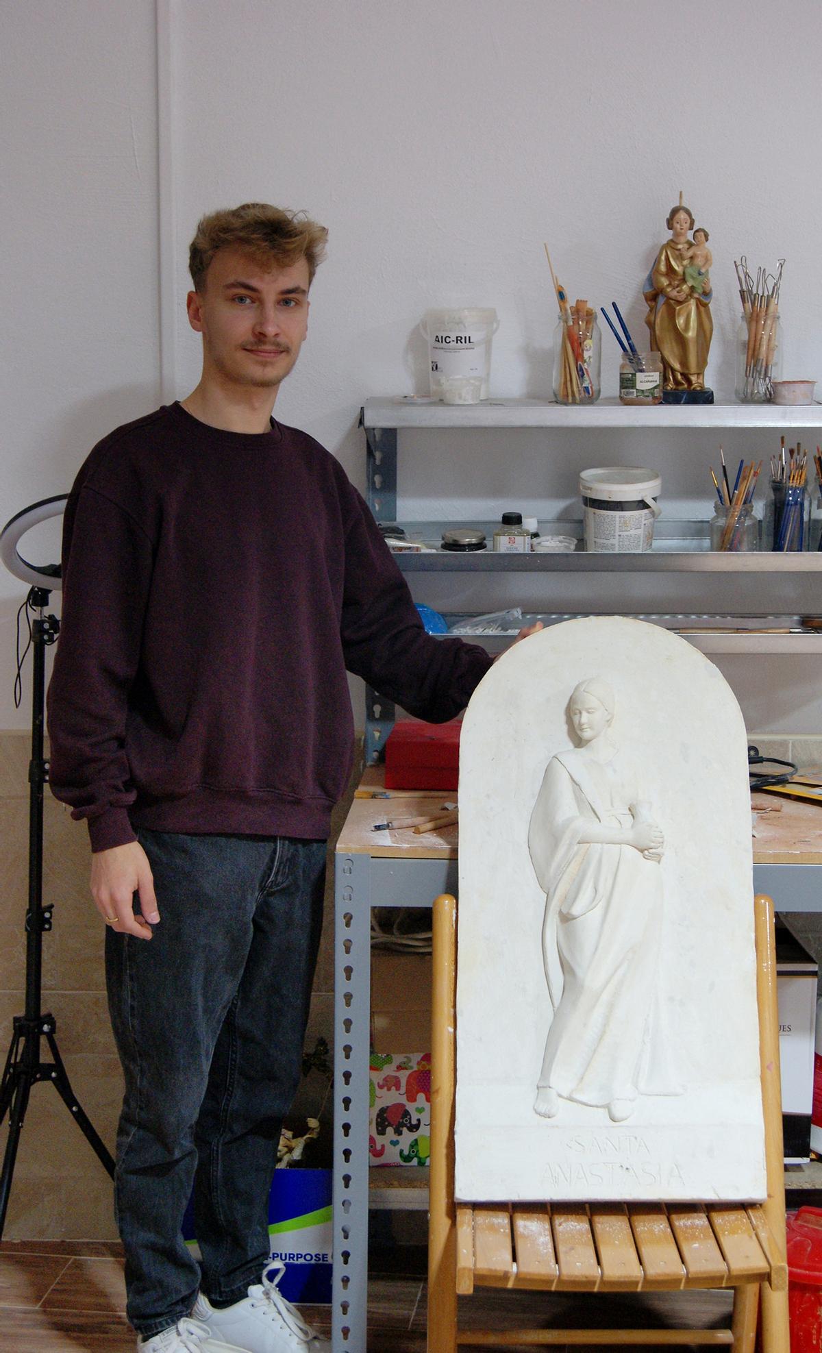 Juan Bernabéu, escultor crevillentino.