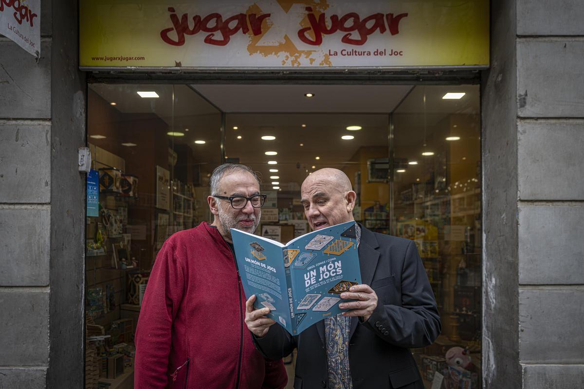 Oriol Comas muestra a Jordi Ciprés, asesor lúdico de Jugar X Jugar, su última novedad editorial.