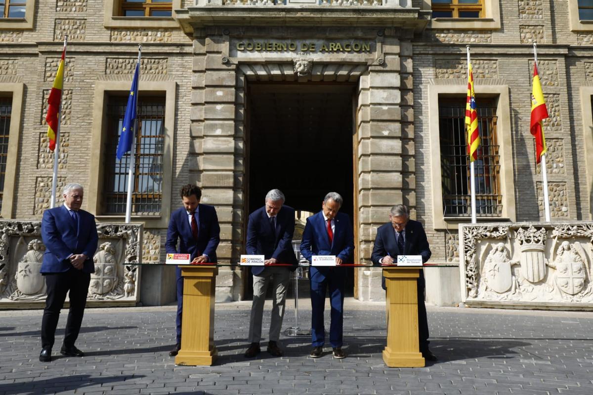 Los presidentes de las diputaciones y el presidente de Aragón firman el convenio a cuatro bandas, ante la mirada del consejero de Fomento, Octavio López.