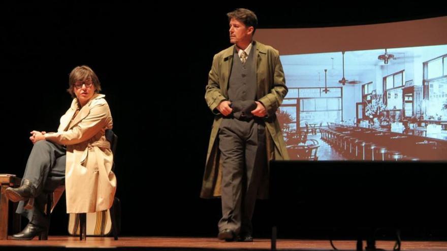 Els actors Susana Eva Martínez i Martín Serna representant Reconstrucció.
