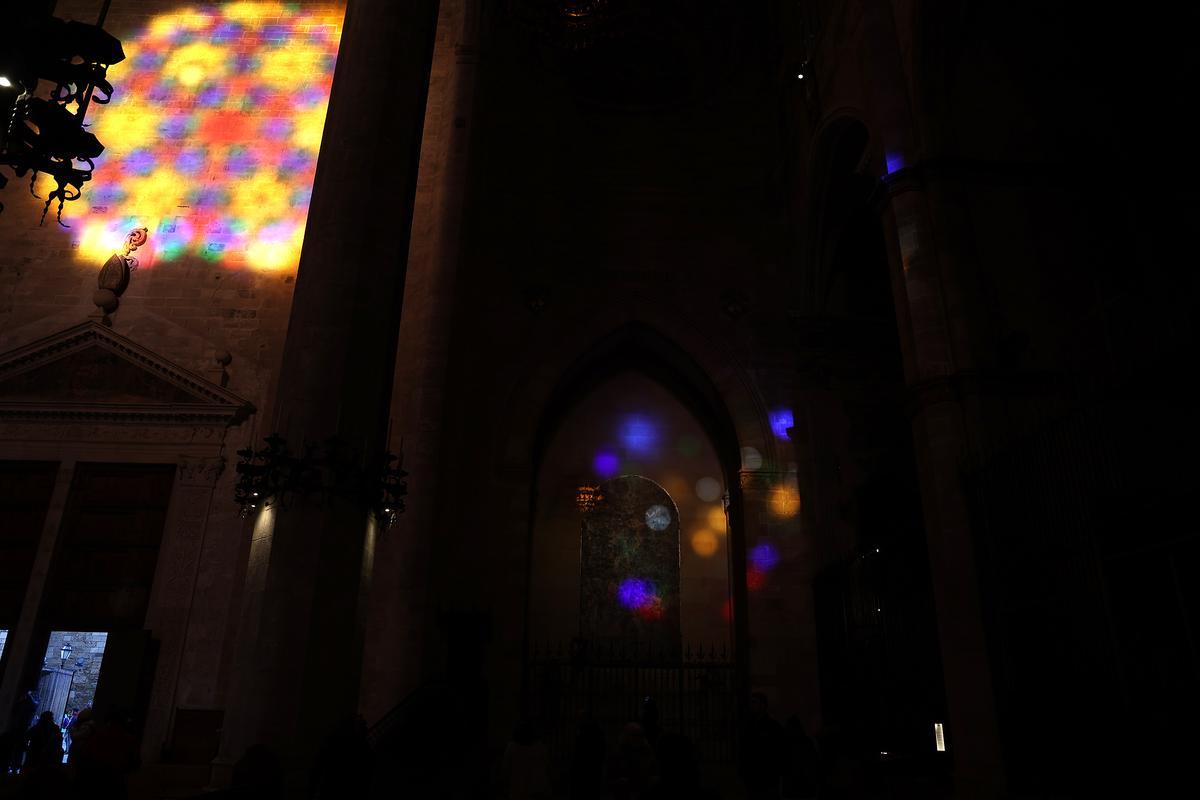 La Fiesta de la Luz en la catedral de Mallorca, un espectacular fenómeno lumínico que se produce dos veces al año cuando la luz del sol atraviesa el rosetón mayor, recorre el interior del templo y se proyecta en la pared de enfrente