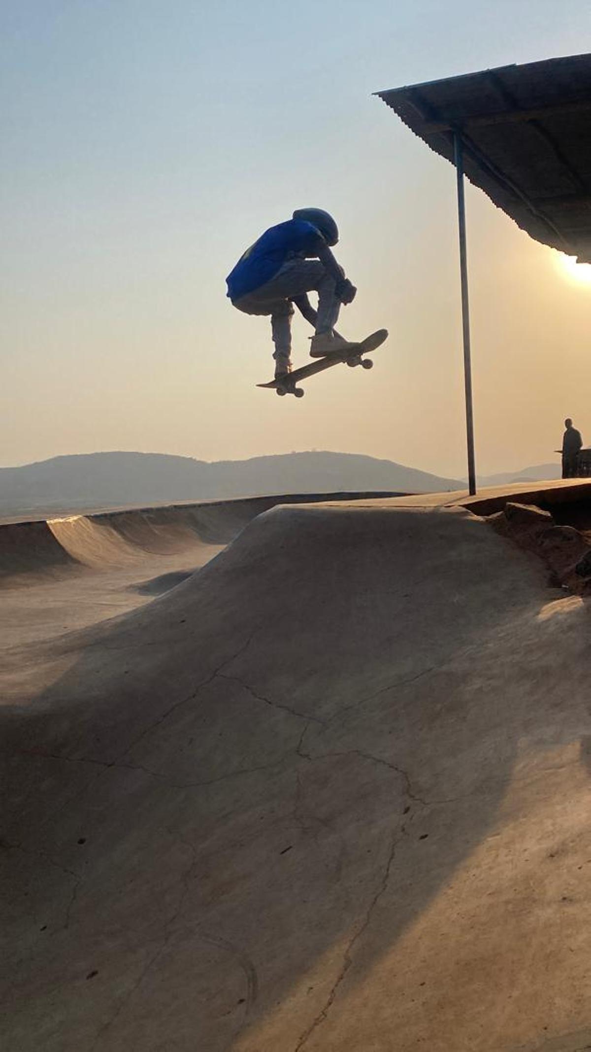 Un joven skater en el skatepart de Konso.