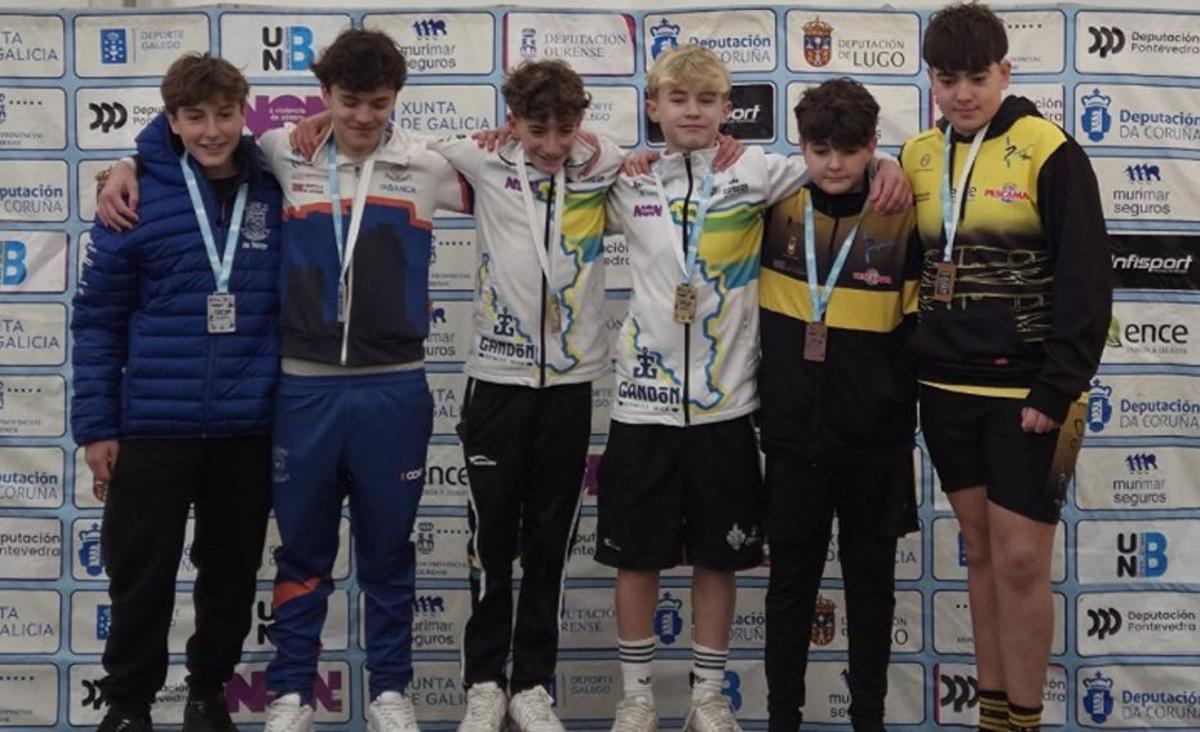 Una de las tripulaciones del Ría de Aldán, en el centro de la imagen, en el podio con su medalla de oro.