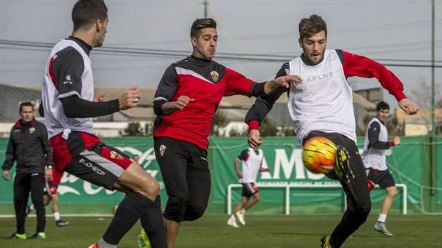 Sergio León pugna por un balón con Ilie, en el último entrenamiento de ayer.