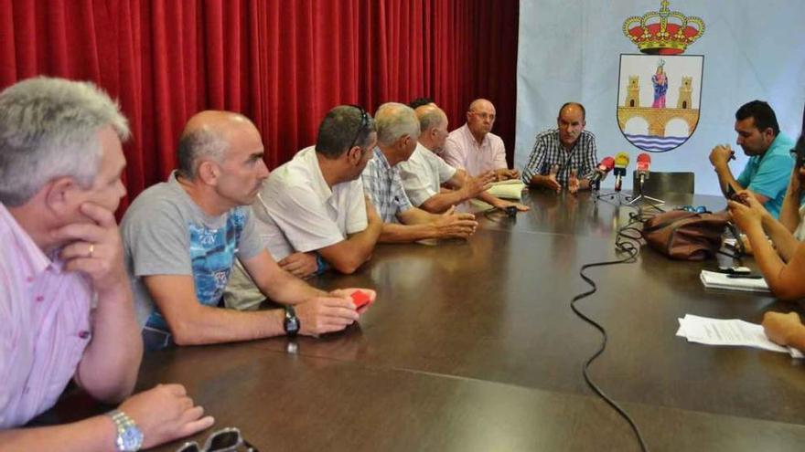 Representantes de las autoescuelas de Benavente, en una reunión en el mes de julio.