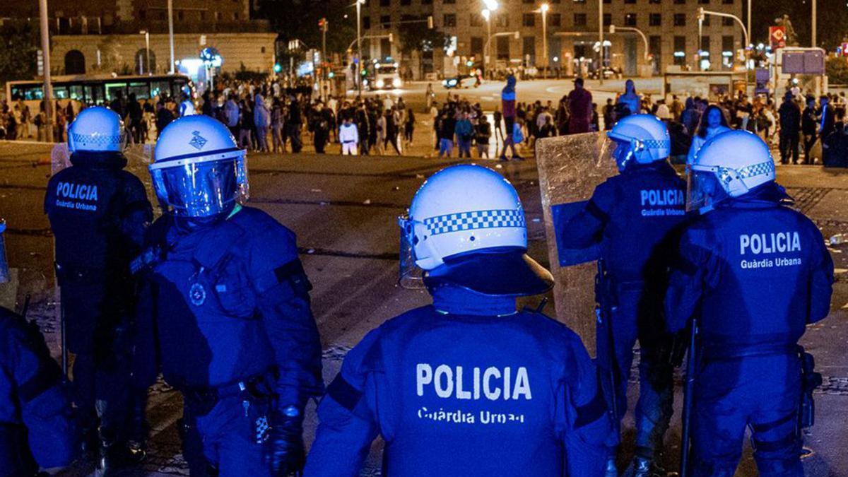La Urbana, a la plaça d’Espanya la nit del crim de la Mercè del 2022.  | JODI OTIX