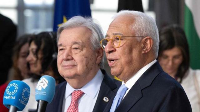 António Costa (dreta) i António Guterres, secretari general de les Nacions Unides, ahir a Brussel·les. |  JOHN THYS / AFP
