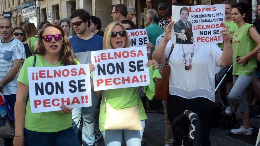 Familiares de trabajadores de Elnosa piden el pasado sábado la continuidad de la clorera en Lourizán.