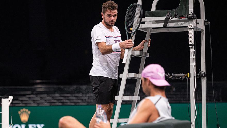 Nadal dialoga con Wawrinka en el entrenamiento.