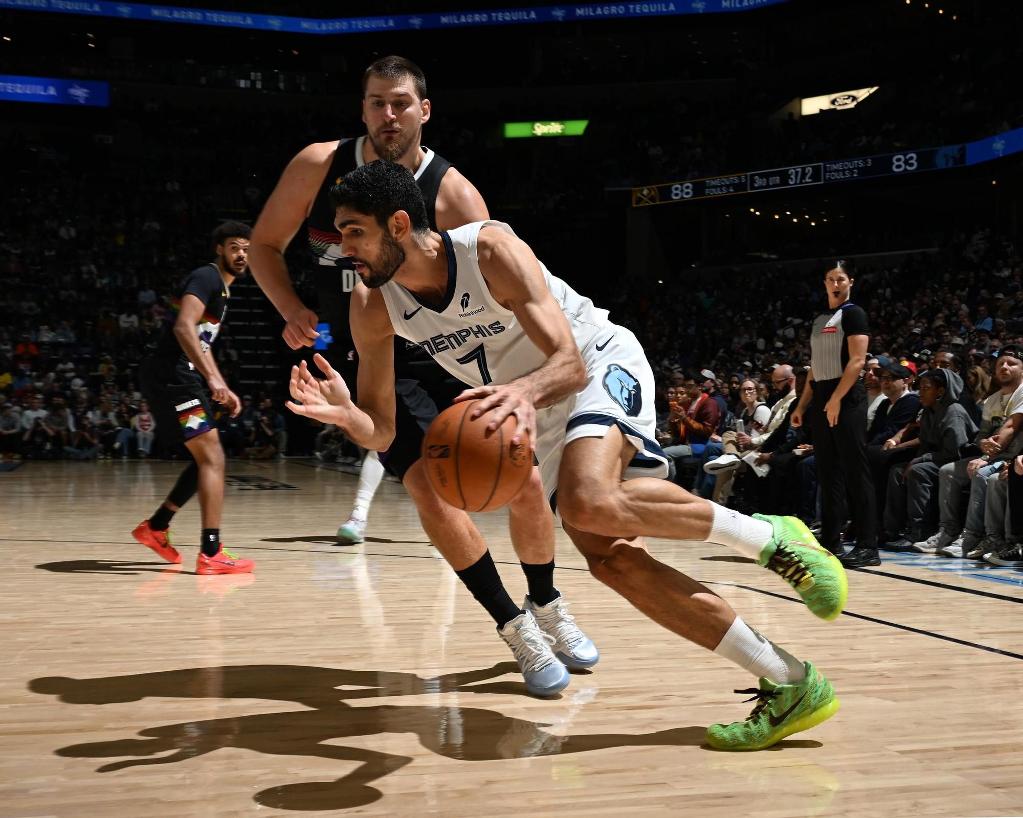 Santi Aldama supera a Jokic con el bote.