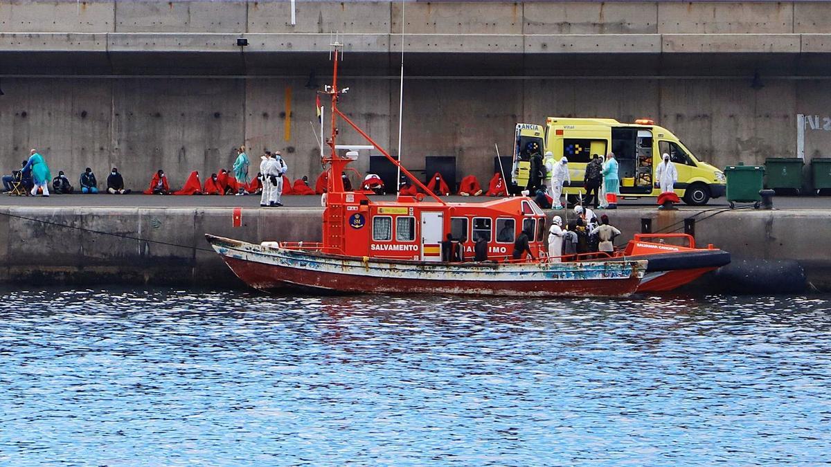 La patera en el muelle de Vueltas de Valle Gran Rey, en La Gomera.