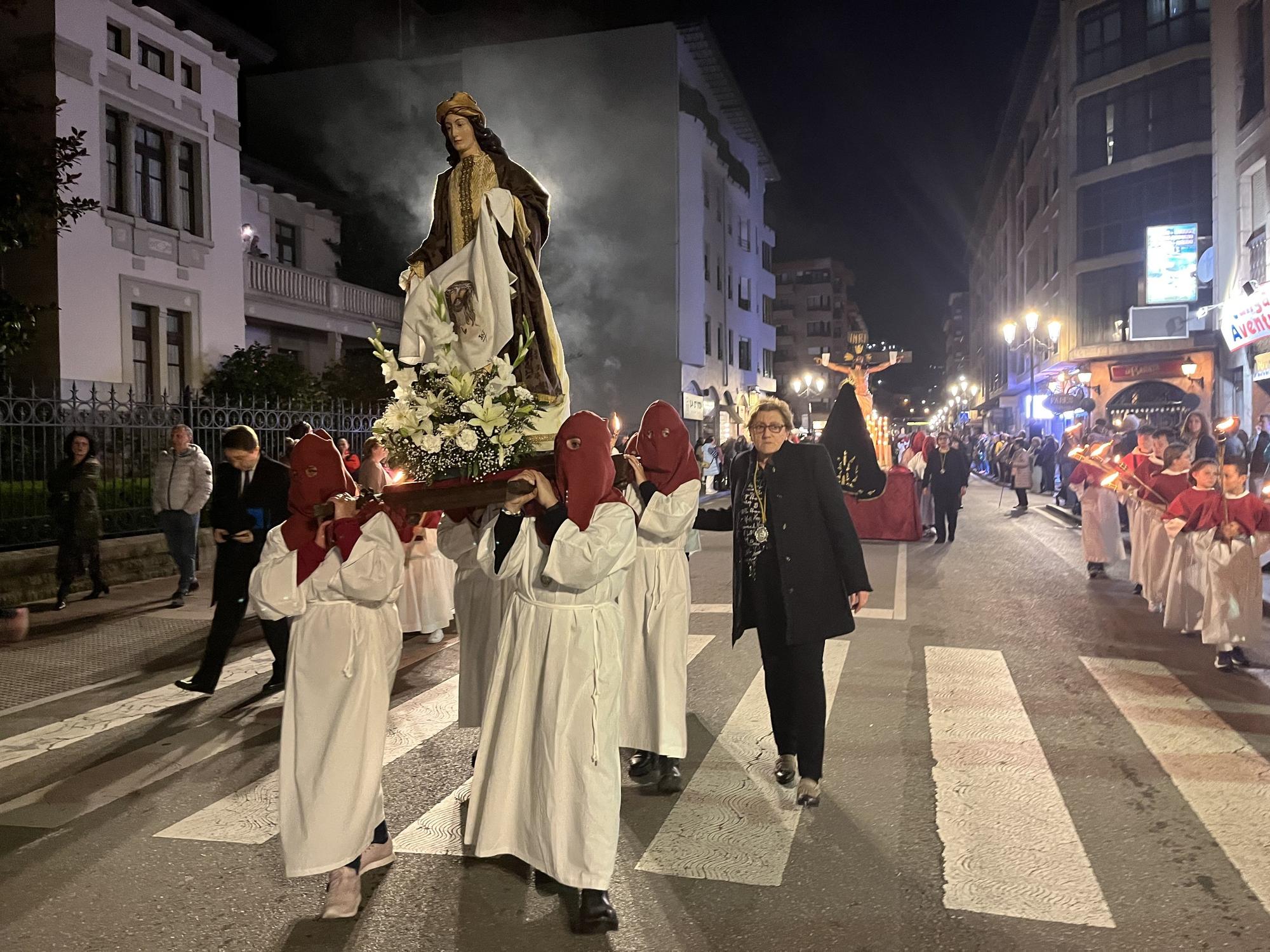 La procesión de La Soledad de Cangas de Onís en imágenes