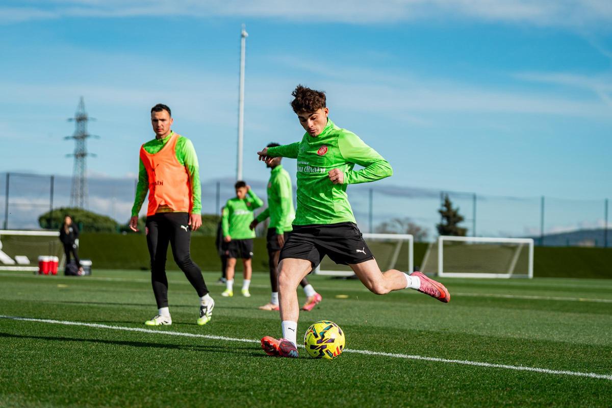Joel Roca fa un xut durant l’entrenament a La Massana previ al partit davant l’Oviedo.
