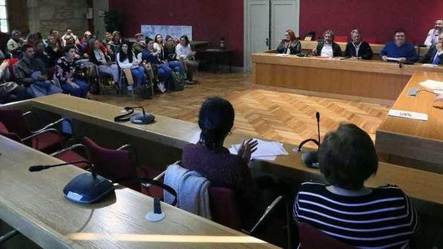 Reunión abierta al público de Avelaíña con alcaldes del Condado-Paradanta en el salón de plenos de Ponteareas. // D.P.