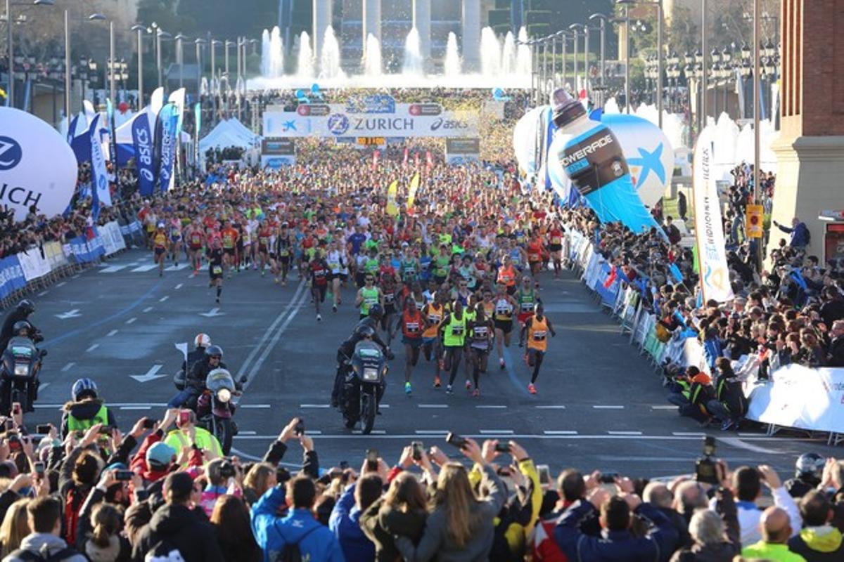 Corredores del maratón de Barcelona, al poco de tomar la salida, este domingo.