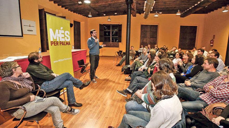 Joan Josep Pasqual (2i) y Antoni Noguera (de pie), en el debate de anoche en el centro Flassaders.