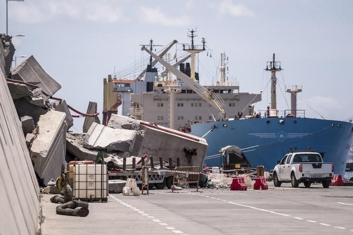 UN FERRY SE ESTRELLA EN EL MUELLE DE LAS PALMAS ...