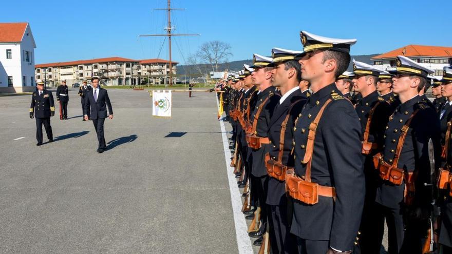 El subsecretario de Defensa visita la Escuela Naval Militar