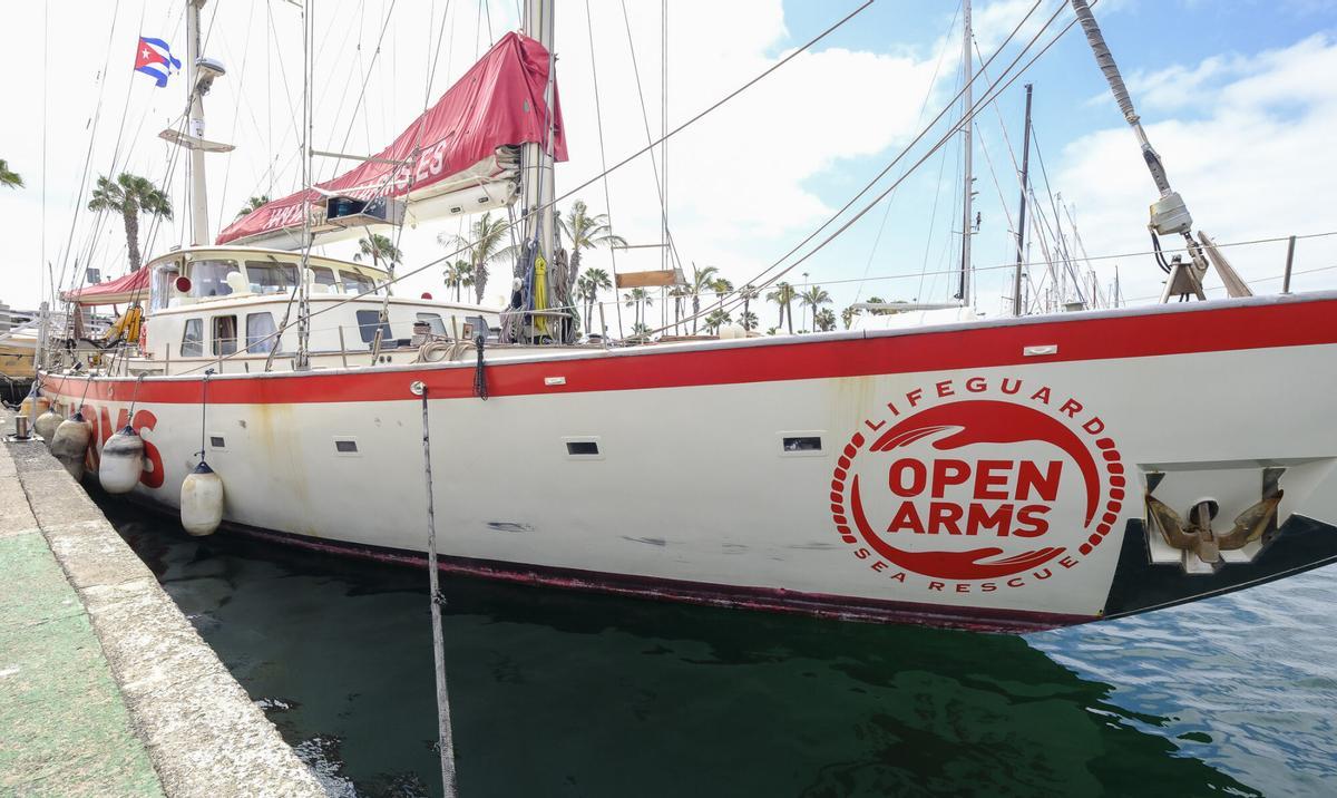 Open Arms recala en el Puerto de Las Palmas para recabar apoyos antes de partir hacia Cuba para llevar placas solares a un hospital pediátrico de La Habana