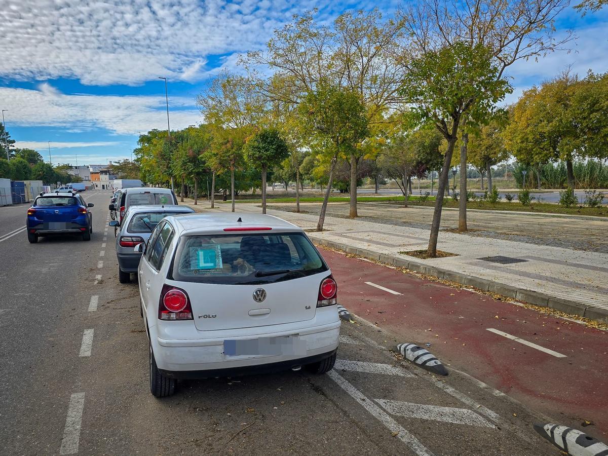Vehículo en doble fila junto a un grupo de coches estacionados en Ronda Norte, Badajoz.