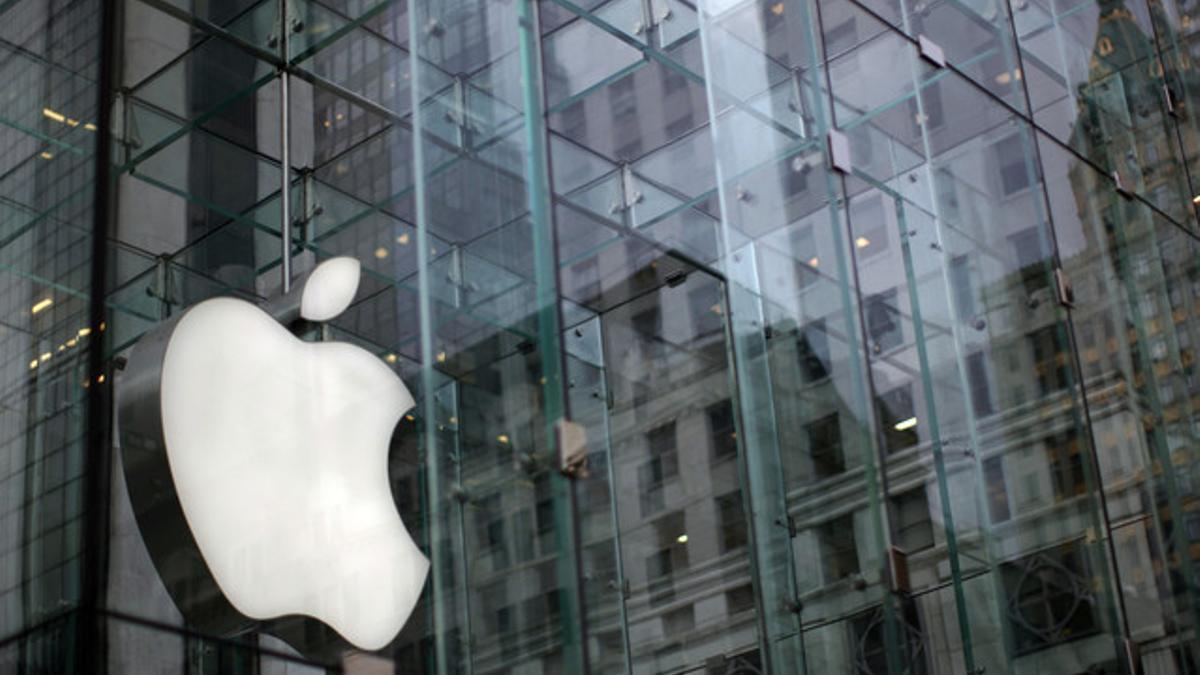 El logo de Apple, en la tienda de la compañía en Nueva York.