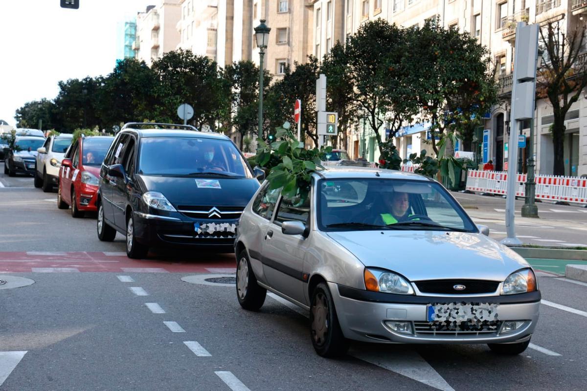 Decenas de coches toman el centro de Vigo para protestar contra el vial de Beade
