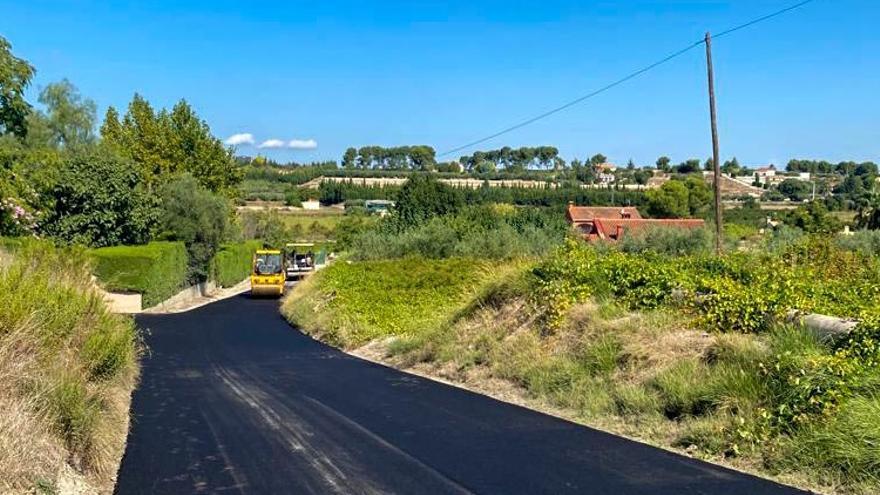 Operarios en el camí del Raco de la Volta, durante los trabajos de mejora realizados en Agullent.